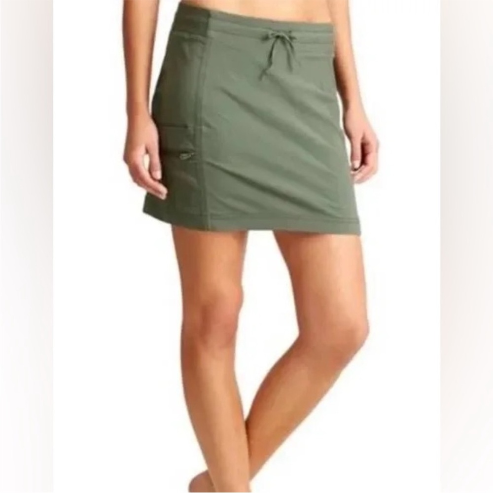 Athleta cargo skort with zip pockets. Size 14. Green